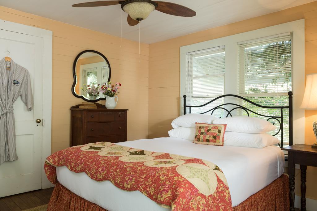 Blisswood Bed And Breakfast Ranch Cat Spring Exterior photo