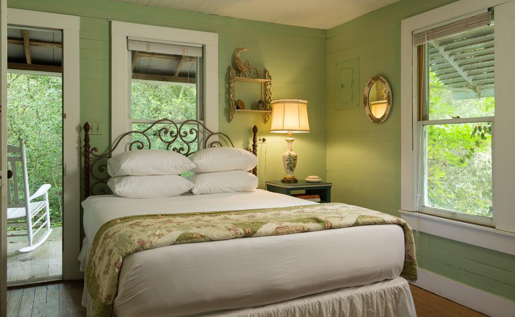 Blisswood Bed And Breakfast Ranch Cat Spring Exterior photo