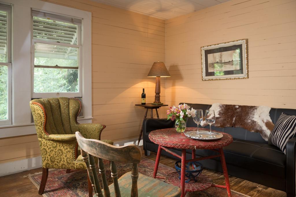 Blisswood Bed And Breakfast Ranch Cat Spring Exterior photo